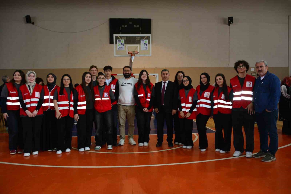 Ordu Ünye'de Mustafa Rakım Anadolu Lisesi kampanyasında 235 ünite kan toplandı