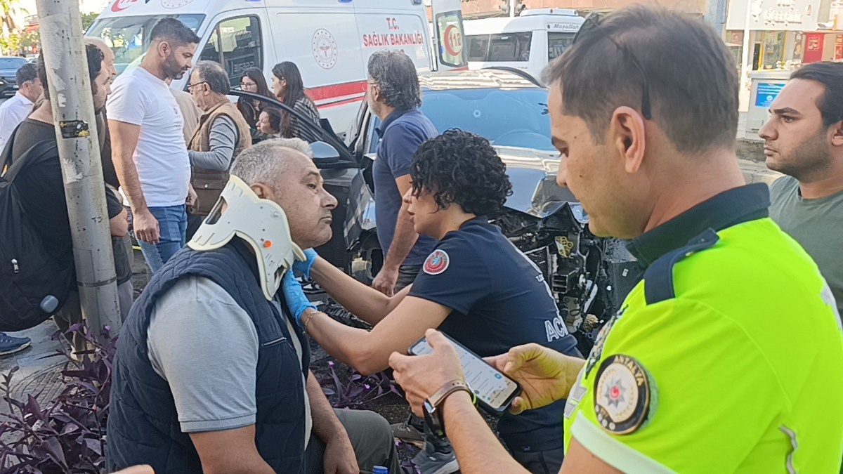 Antalya Manavgat'ta kamyonet kırmızı ışık ihlaliyle otomobile çarptı, 2 kişi yaralandı