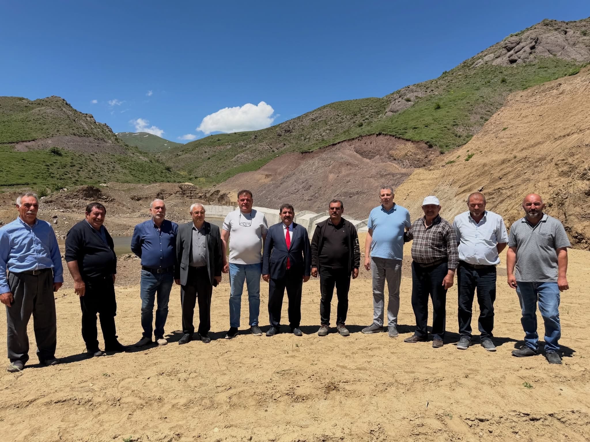 [BELEDIYE · Erzurum · Horasan] Başkanimiz özdemi̇r gerek mahallesi̇nde yapimi devam eden gölet çalişmalarini i̇nceledi̇