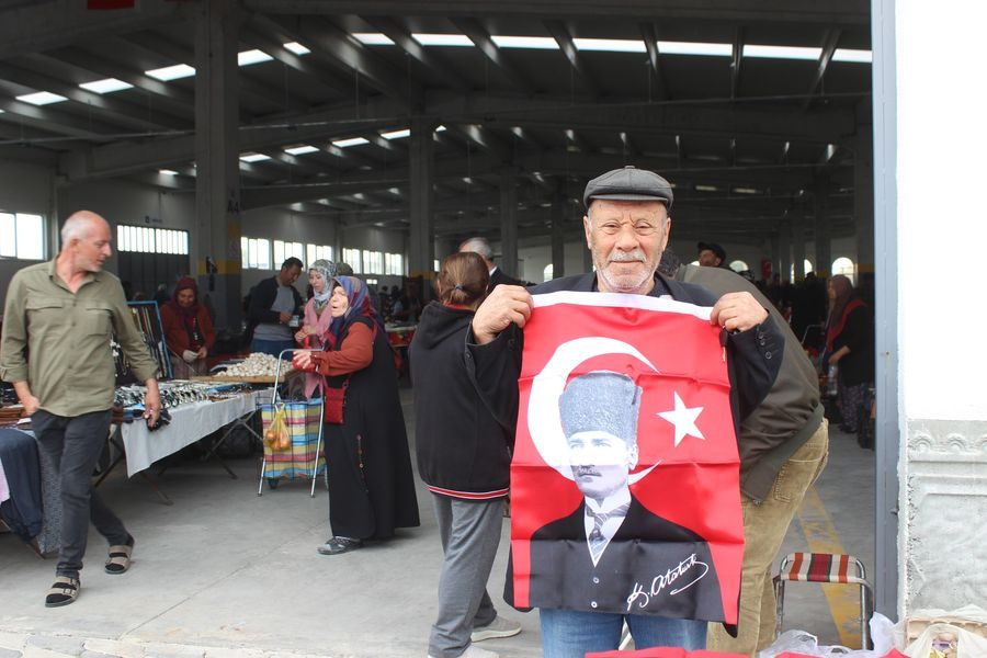 [BELEDIYE · Eskişehir · Mahmudiye] İlçe Vatandaşlarımıza ve Esnaflarımıza Bayrak Dağıtıldı.