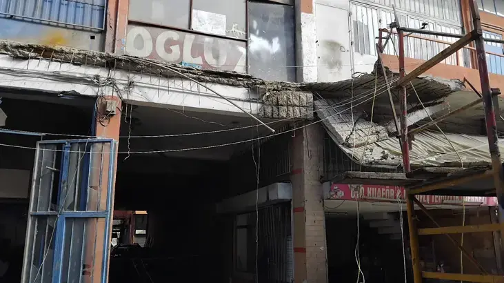 Ümraniye'de balkon çöktü, 3 işçi yaralandı