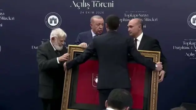 Cumhurbaşkanı Erdoğan'a Necm Suresi ayetli özel sancak takdimi