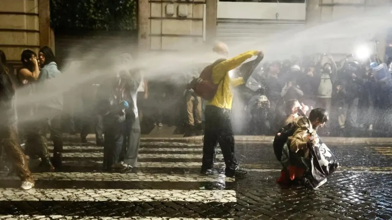 Fransa'da sokaklar karıştı: Protestolar Avrupa'ya yayılıyor
