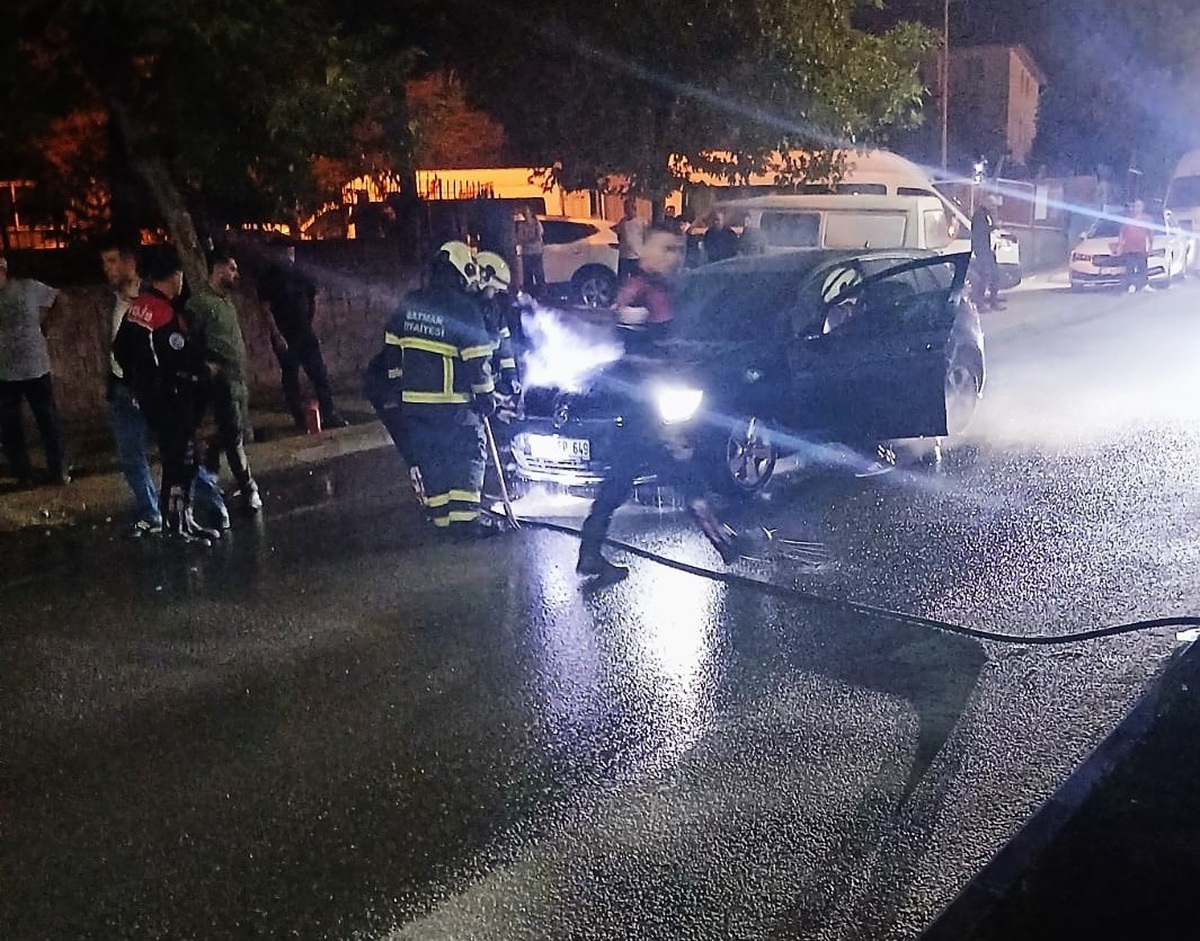 Batman'ın Belde Mahallesi'nde alev alan otomobil itfaiye ekiplerince söndürüldü