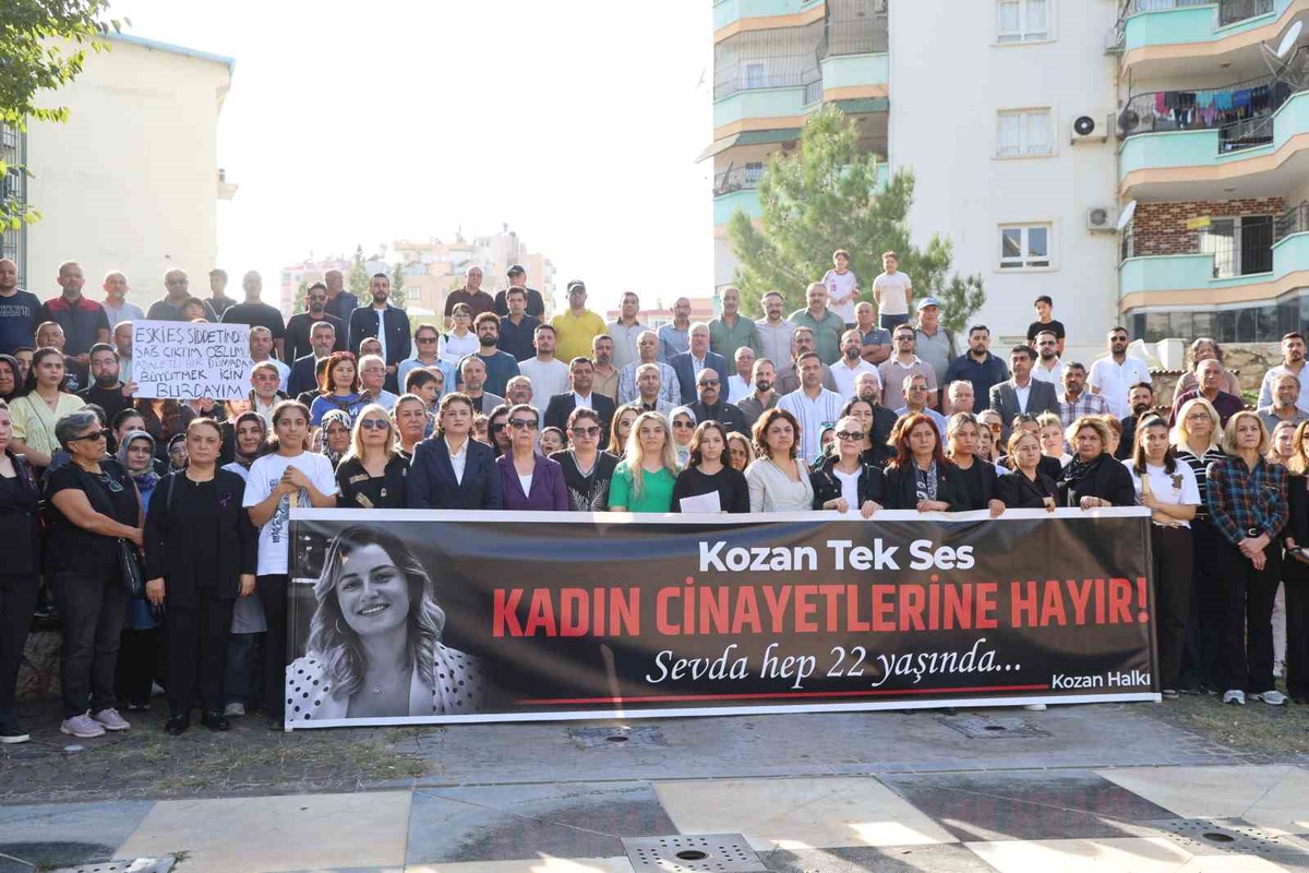 Adana Kozan'da kadınlar, öldürülen Sevda için bir araya gelip şiddete tepki gösterdi
