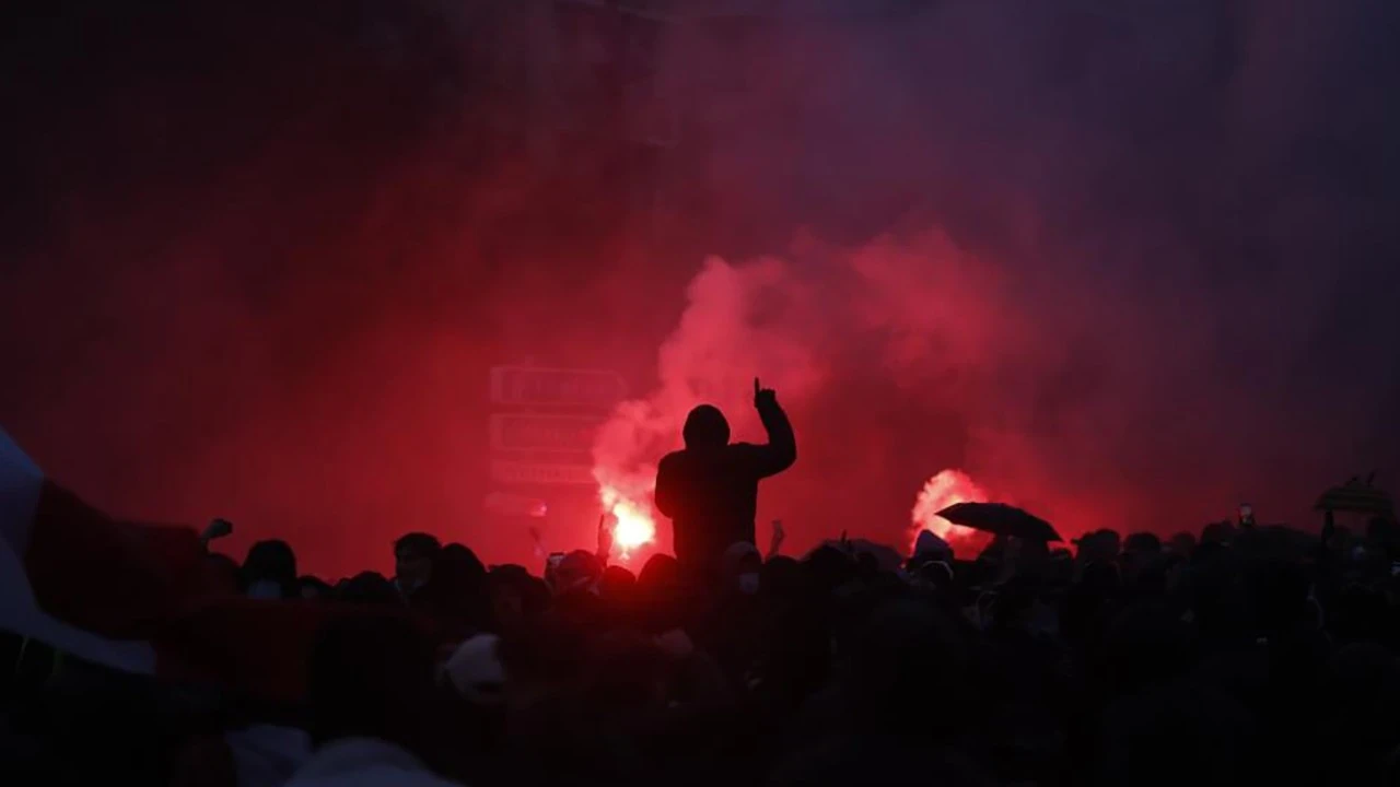 Fransa'da sokaklar savaş alanına döndü: Bin kişi gözaltında