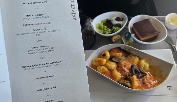 THY Business Class’ta Yemek Şikâyeti: Burkay Adalığ’dan “7 Yolcuyuz, Somon Bitti” Tepkisi