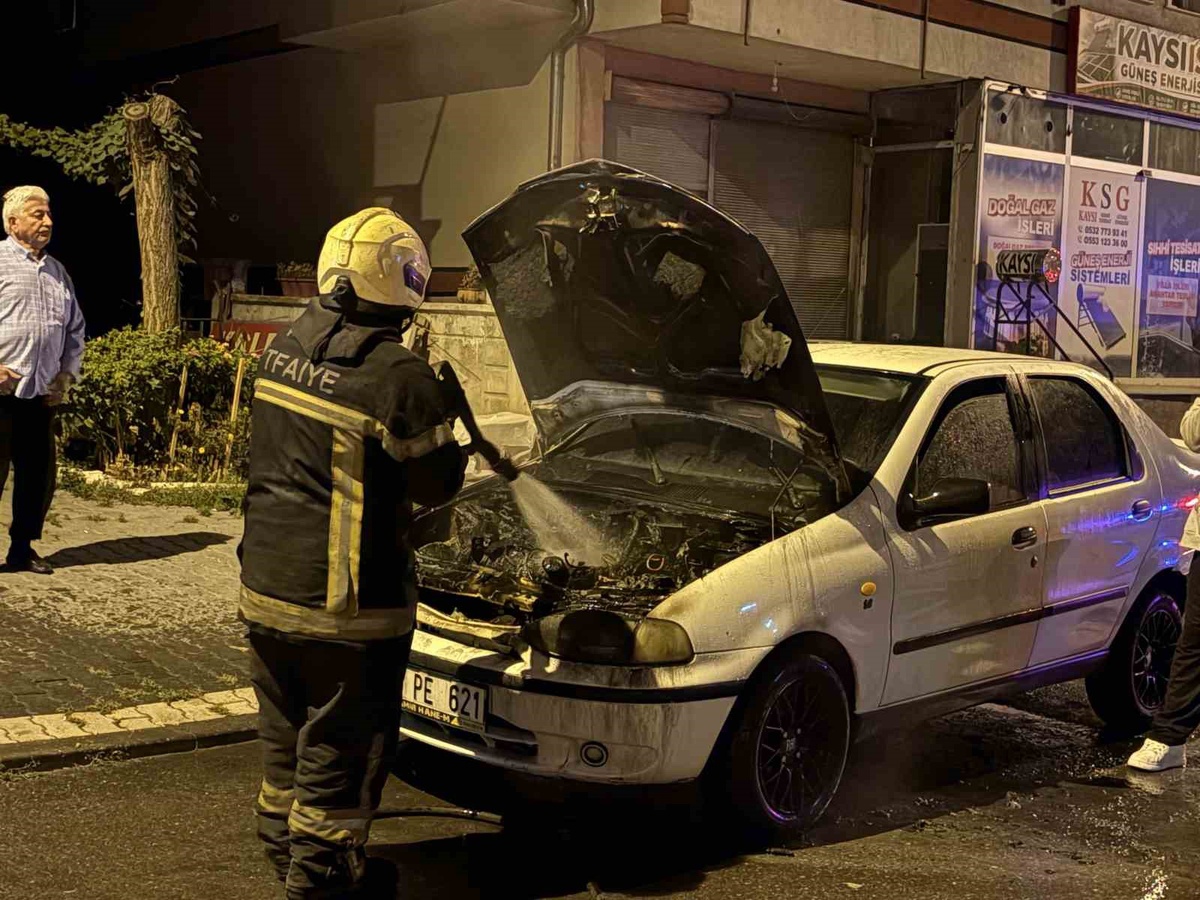 Kayseri Melikgazi'de çalıştırılan otomobilin motoru alev aldı, yangın söndürüldü