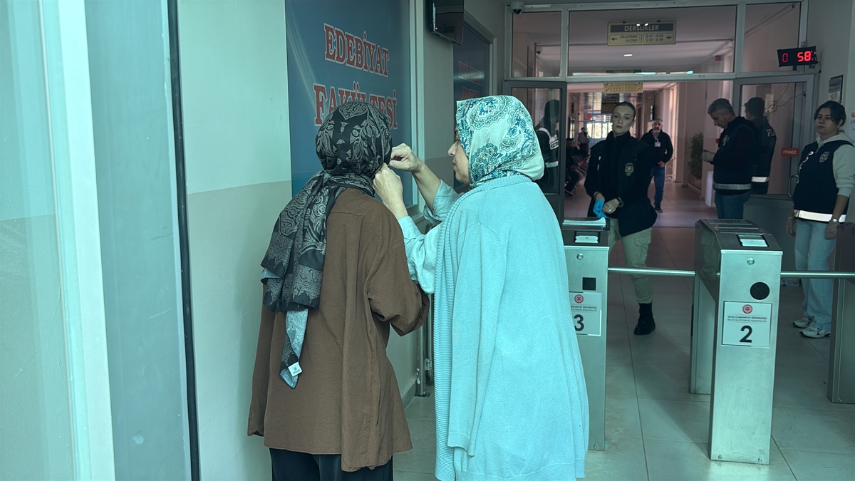 Sivas'ta KPSS Ortaöğretim oturumu başladı, küpesini çıkarmayı unutan adaya yardım edildi
