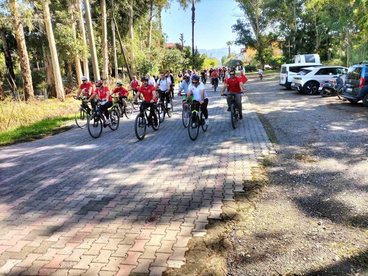 Köyceğiz'de Cumhuriyet bisiklet turunda 3 kişiye bisiklet hediye edildi