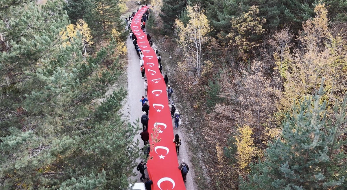 Gümüşhane'de 300 doğasever Cumhuriyet'in 103. yılı için 100 metrelik bayrakla yürüdü