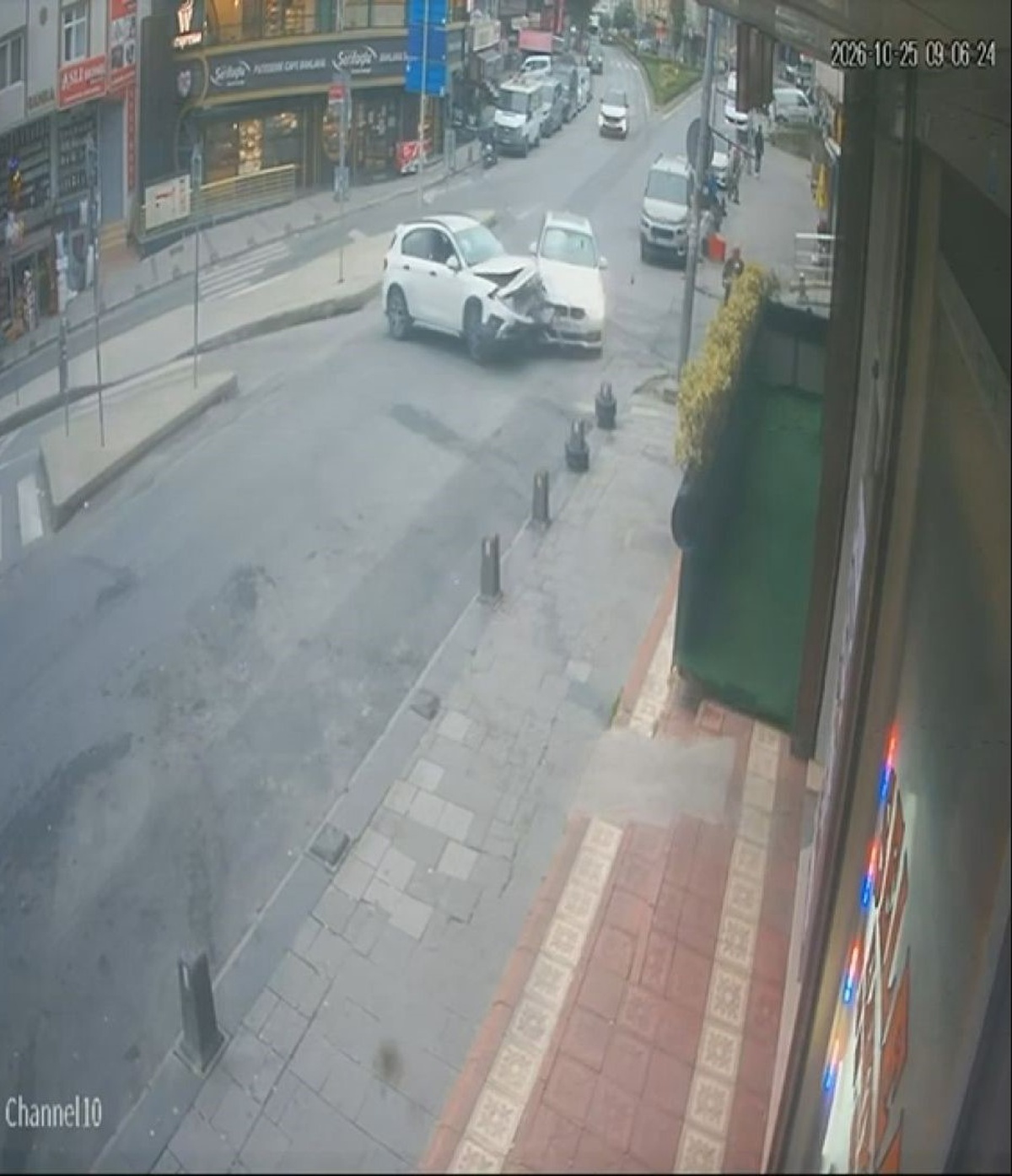Arnavutköy'de iki otomobil çarpıştı, 1 kişi hafif yaralandı; kazayı kamera kaydetti