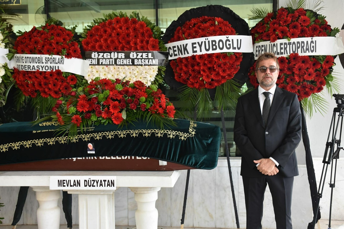 Engin Altan Düzyatan'ın babası Mevlan Düzyatan, İzmir'de toprağa verildi