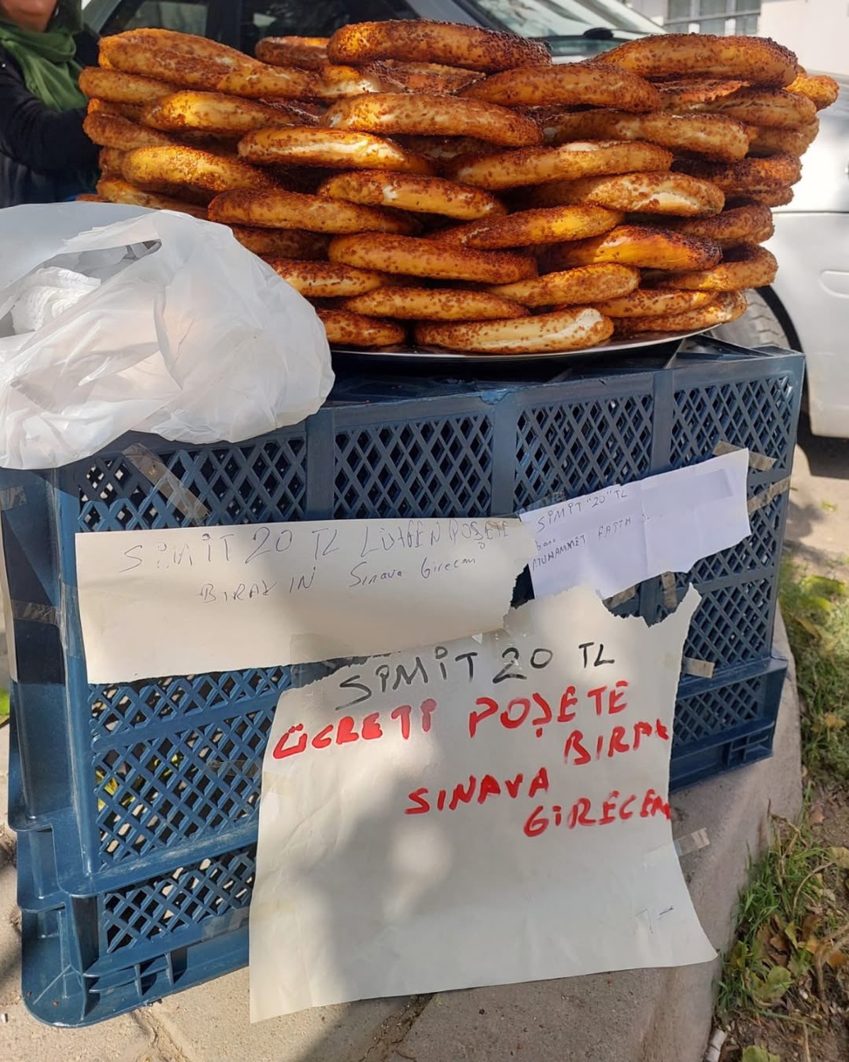 Elazığ'da simitçi, 'Simit 20 TL, poşete bırak' notu bırakıp KPSS'ye girdi