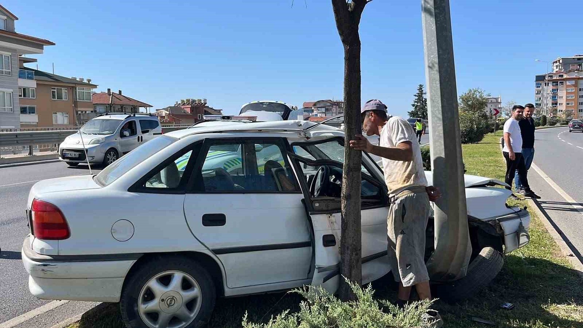 Alanya'da aydınlatma direğine çarpan otomobilde 1 kişi yaralandı, sürücü kaçtı