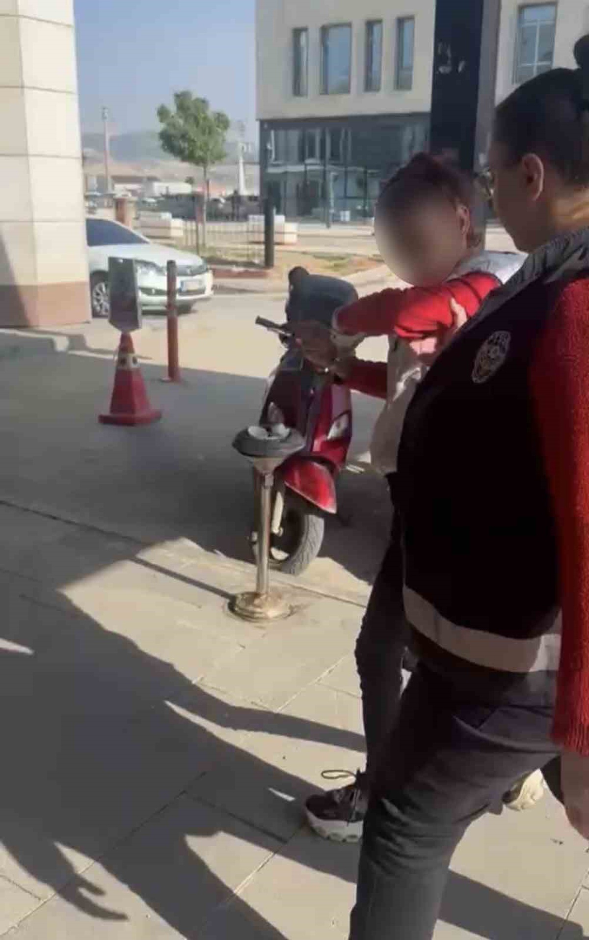 Adıyaman'da çöpte yemek yiyen kediye taşla vuran kadın yakalanıp adliyeye sevk edildi