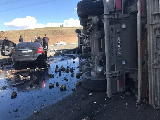 Ağrı'da feci kaza! Pancar yüklü TIR'ın altında kalan otomobilde 4 kişi hayatını kaybetti