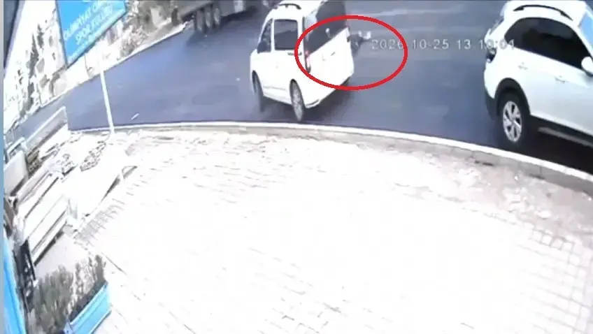 Mardin'de otomobil önce araca sonra çocuğa çarptı! Korkunç kaza kamerada
