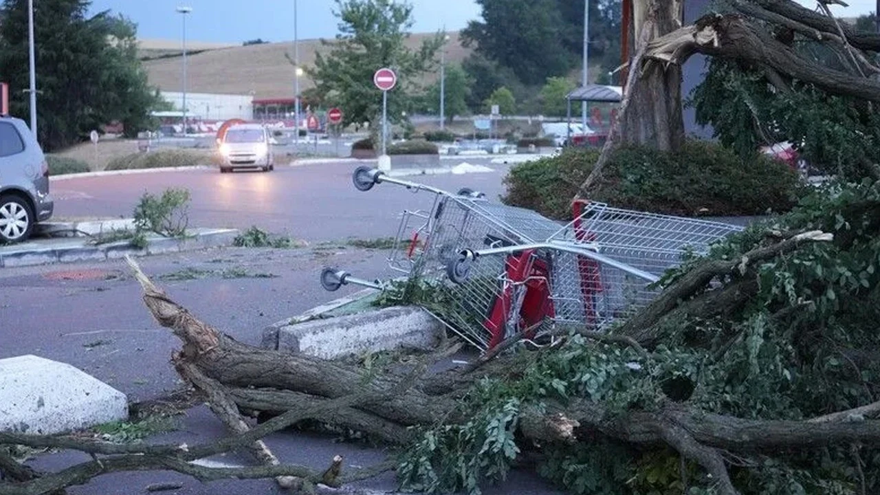 Fransa'yı fırtına vurdu: 54 bin hane elektriksiz kaldı