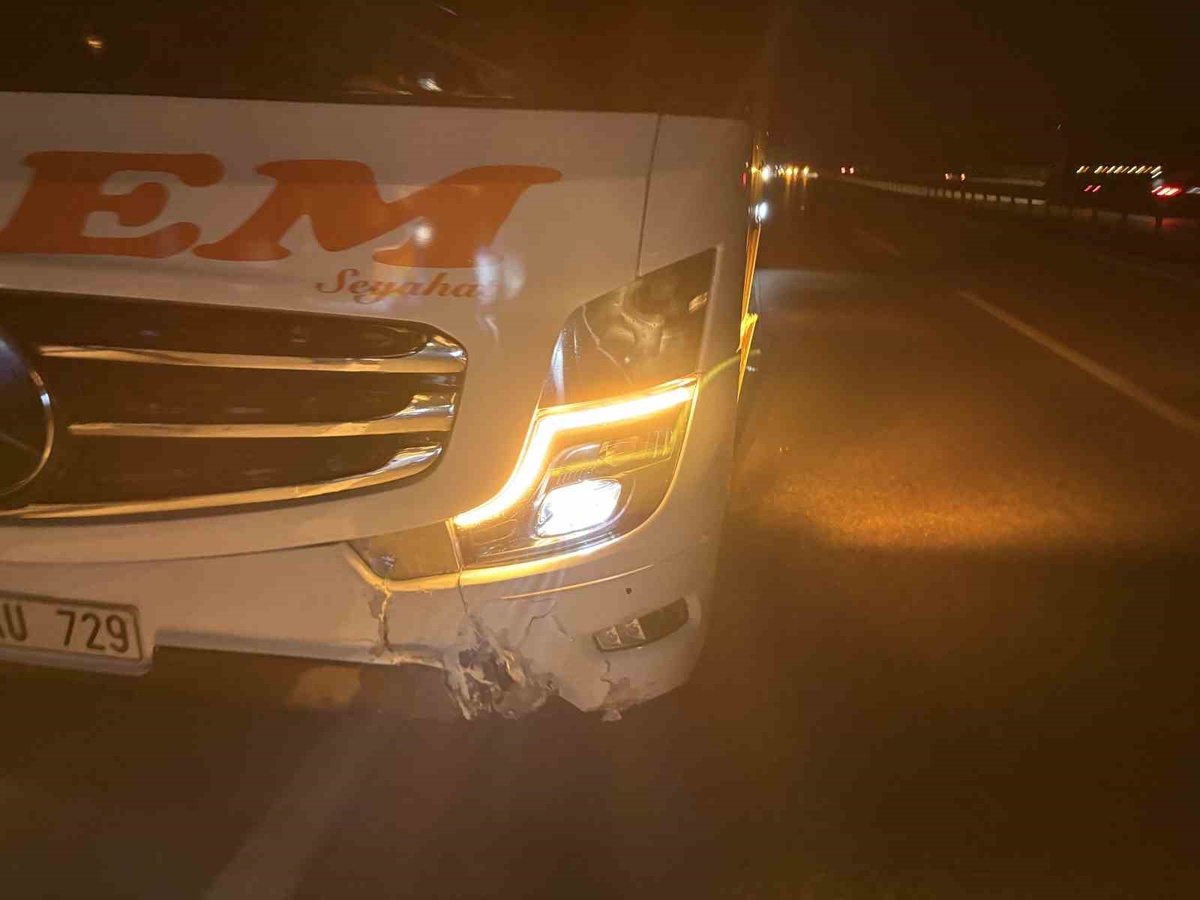 Kastamonu Tosya'da otomobil bariyerlere ve yolcu otobüsüne çarptı, 2 kişi yaralandı
