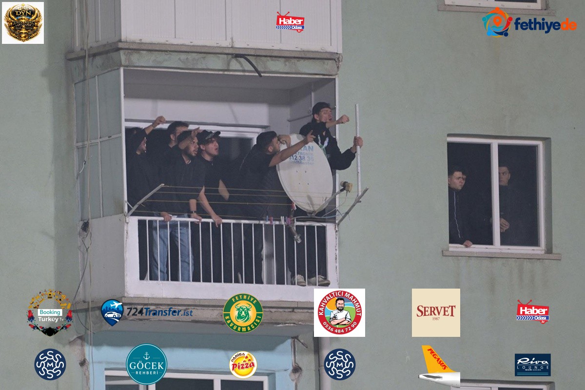 Bilet bulamayan Bursaspor taraftarı maçı stadın çevresindeki evlerde takip etti