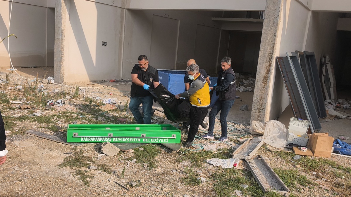 Kahramanmaraş'ta inşaat önünde bulunan erkek cesedi otopsi için morga kaldırıldı