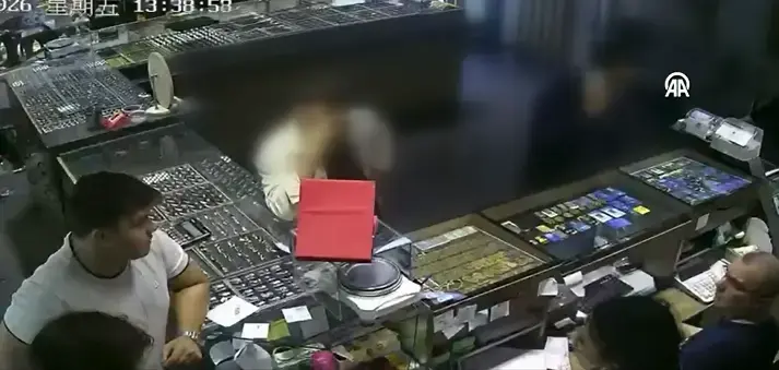 Sakarya'da kuyumculara sahte altın sattılar! O anlar kamerada, 2 şüpheli tutuklandı