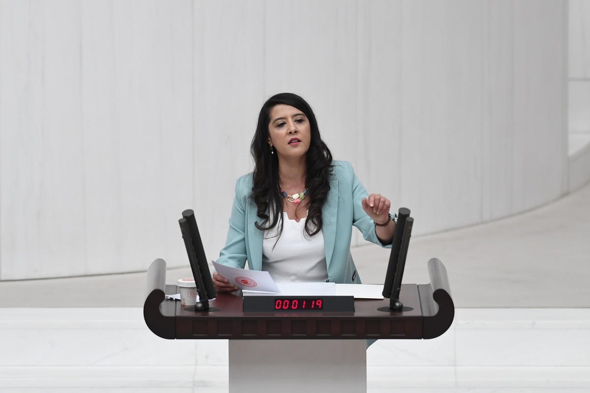 EMEP'li Karaca, İzmir'de Eğitim Sen yöneticilerinin okula alınmamasını bakanlara sordu