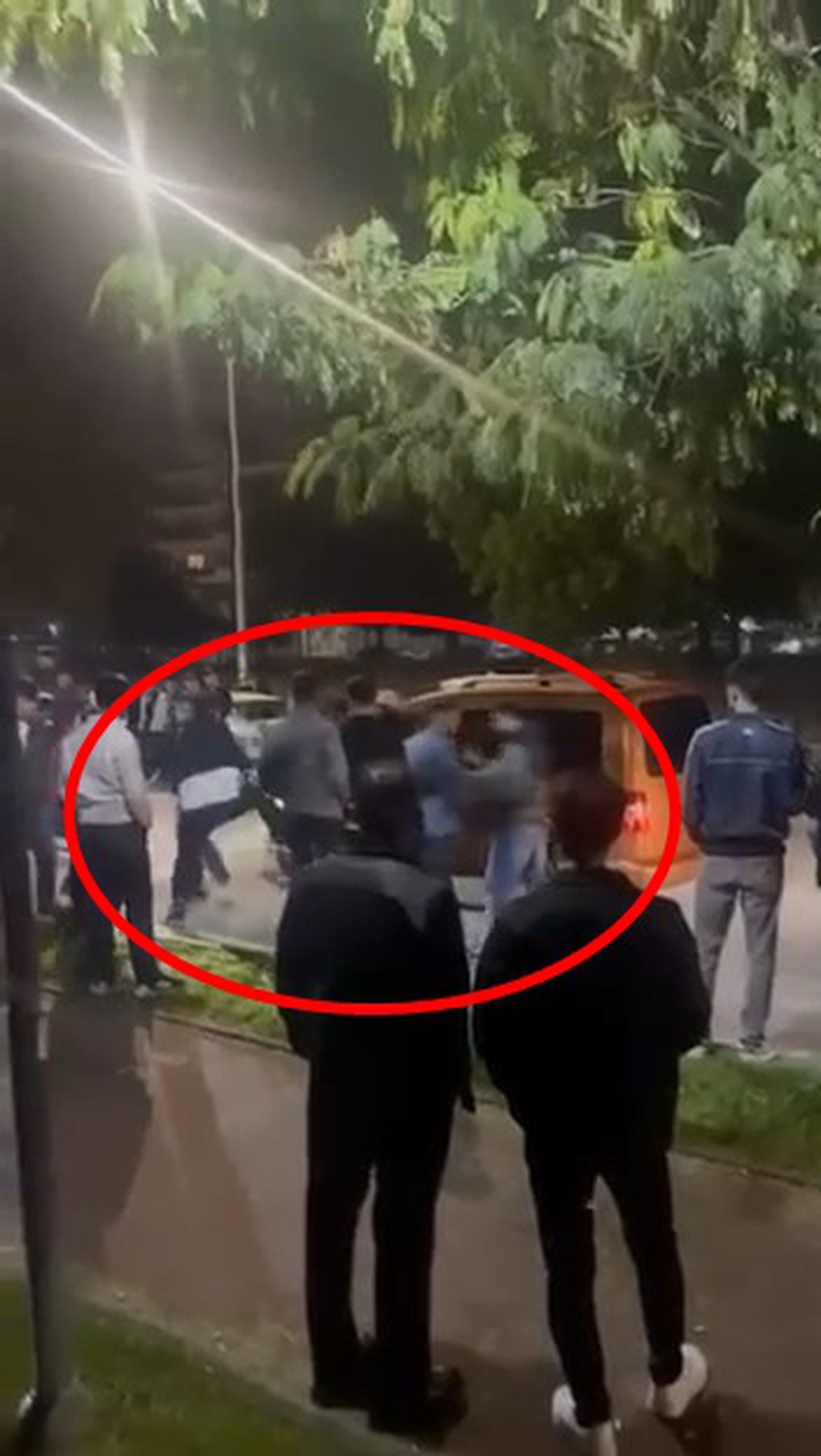 Bursa Yıldırım'da iki grubun tekme yumruk kavgası cep telefonuyla görüntülendi