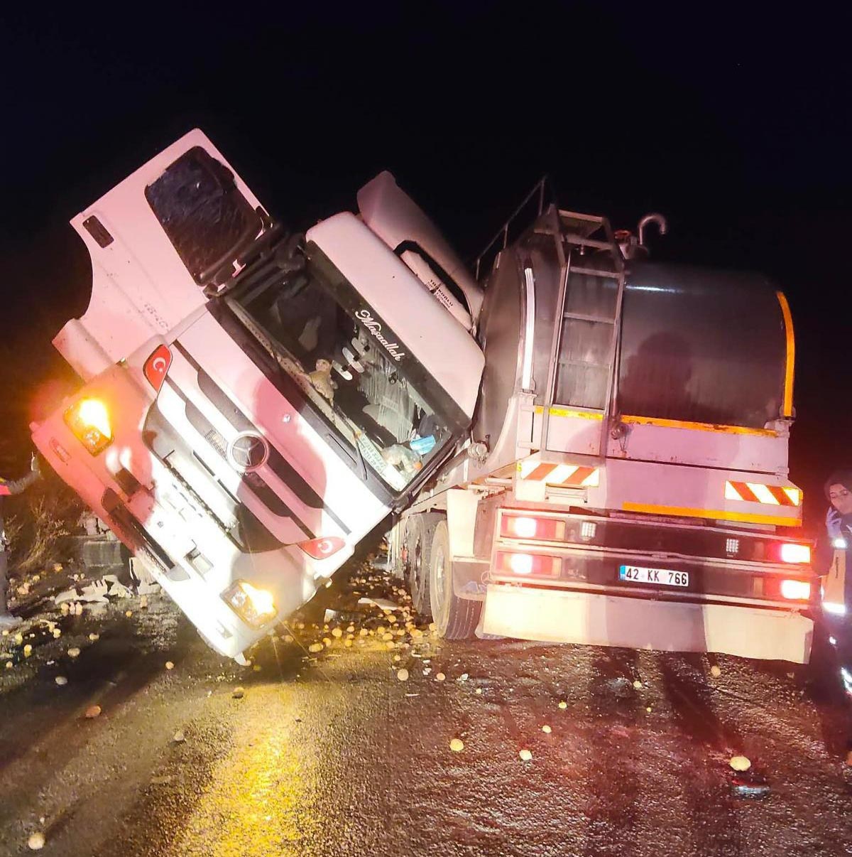 Konya Ilgın'da süt tankeri TIR'a çarptı, tanker şoförü öldü, diğer sürücü yaralandı