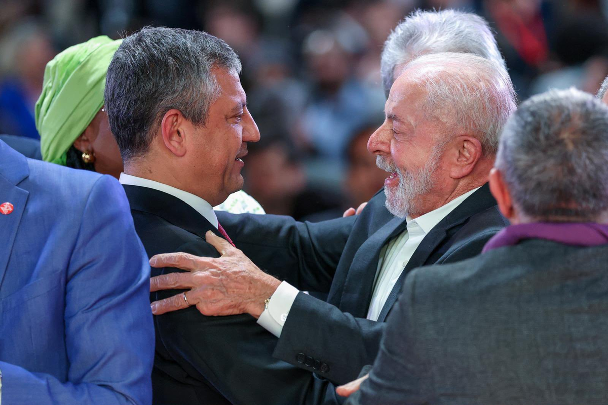 Özgür Özel, Lula'nın ve Sırbistan'daki Öğrenciler Listesi'nin zaferini kutladı