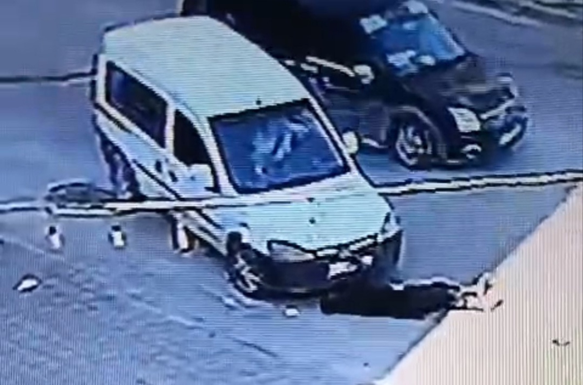 Adana'da iddiaya göre otomobilin önüne yatan şahıs, hafif ticari aracı kaçırdı