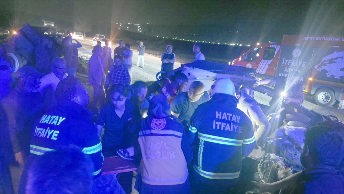 Gaziantep İslahiye'de dün akşam yaşanan 2 ayrı kazada 4 kişi ağır yaralandı