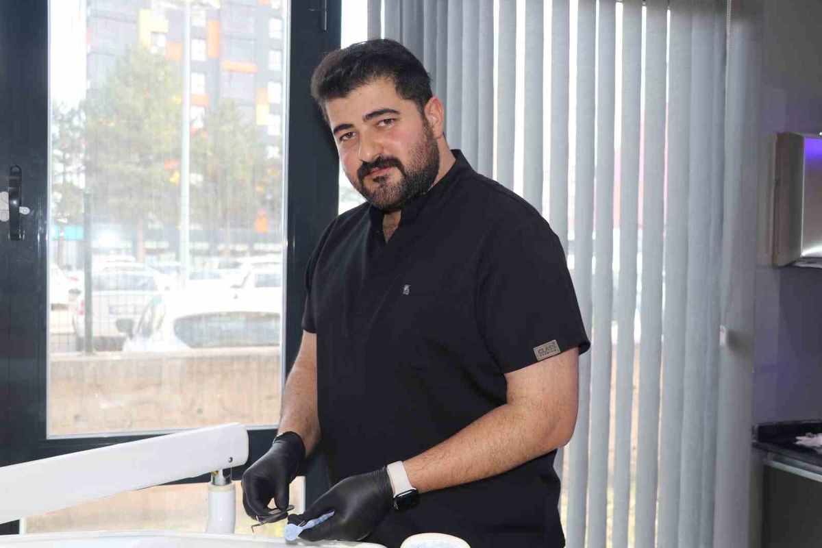 Sivas'ta diş hekimini görenler şaşırıyor! Eypio'ya benzerliği nedeniyle fotoğraf çektirmek istiyorlar