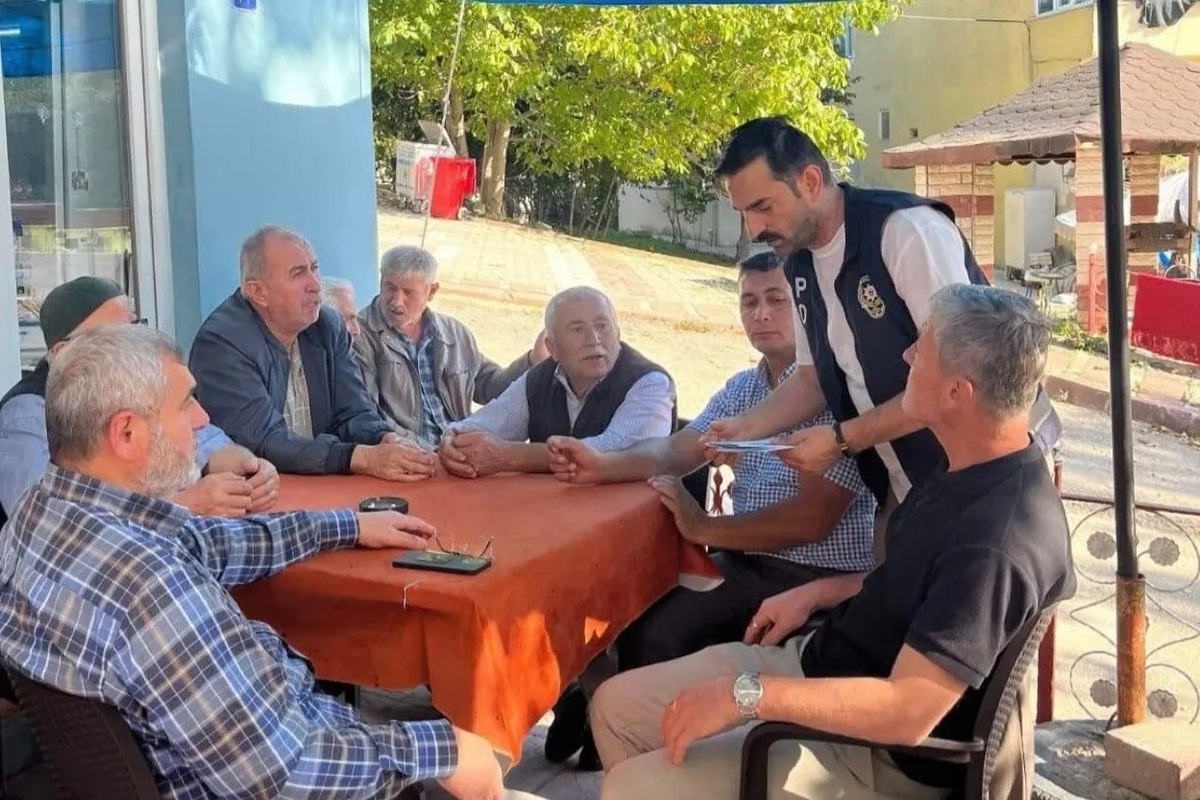 Sinop'ta polis Erfelek ve Dikmen'de vatandaşları dolandırıcılığa karşı bilgilendirdi