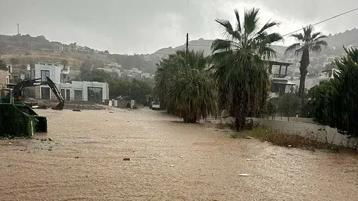 Bodrum'da sağanak: Yollar göle döndü, iş yerlerini su bastı