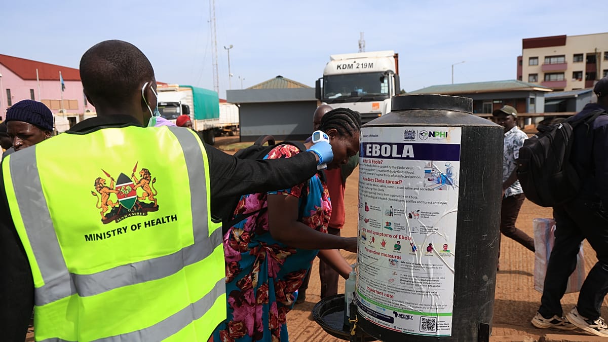 Ebola: Uganda seyahatleri kısıtlıyor, Nijeryalı hasta Avrupa'ya sevk edildi