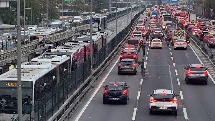 İstanbul'da akşam saatlerinde derbi trafiği! Ana arterlerde trafik durma noktasında