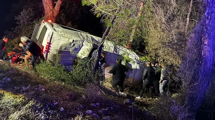 Antalya'da dağcıları taşıyan minibüs şarampole devrildi: 15 yaralı