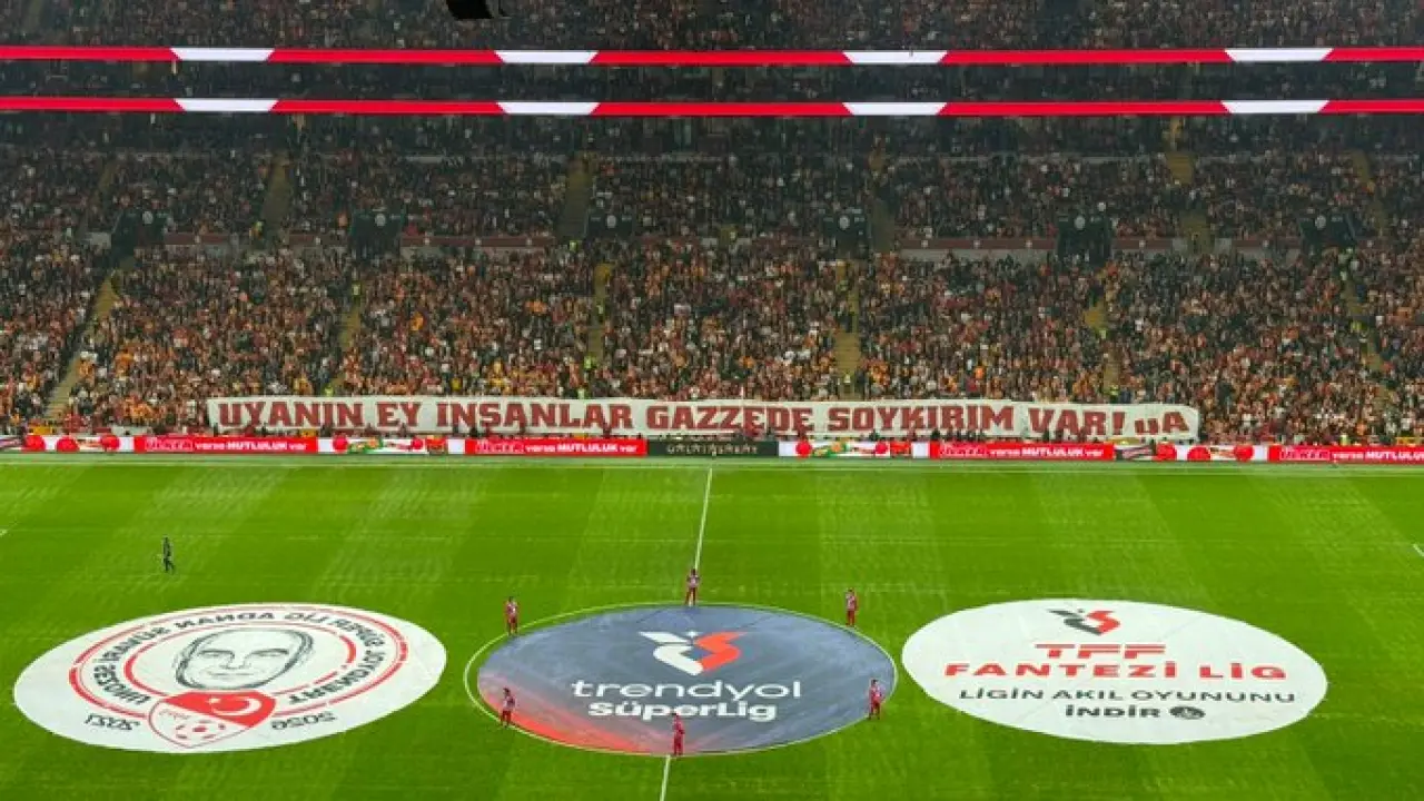 Galatasaray taraftarından derbiye damga vuran Filistin pankartları!