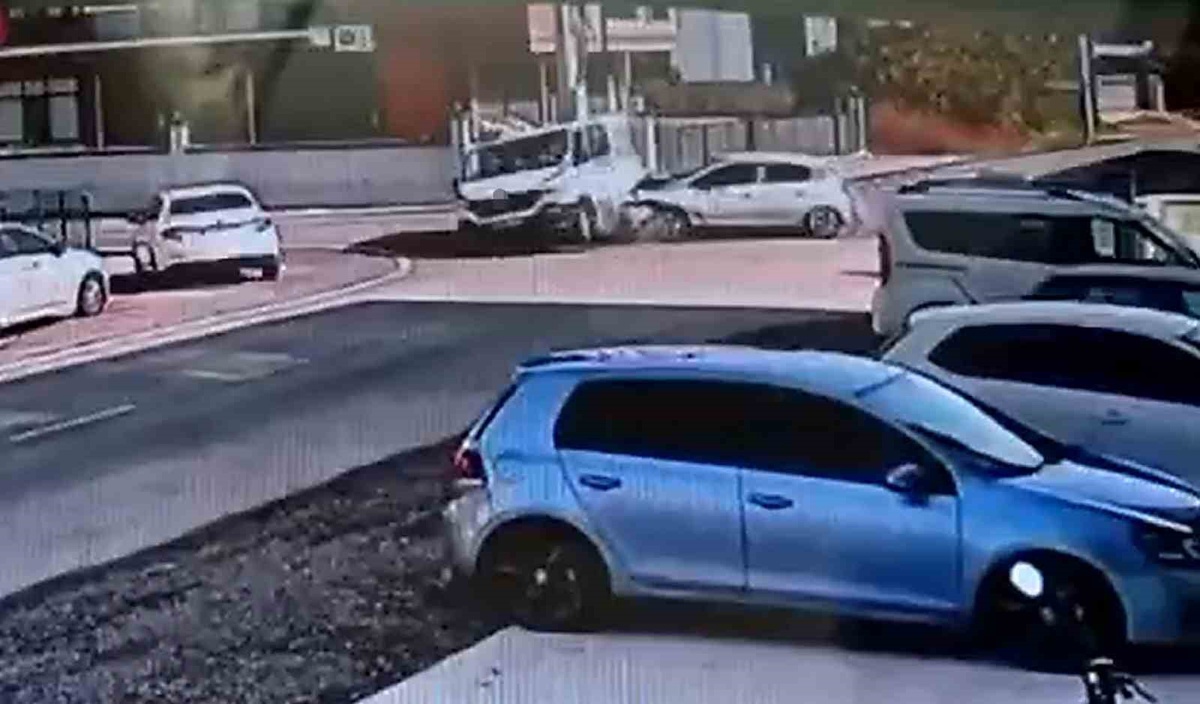 Düzce'de minibüs park halindeki otomobilin üzerine çıktı! Kaza anı kamerada: 3 yaralı