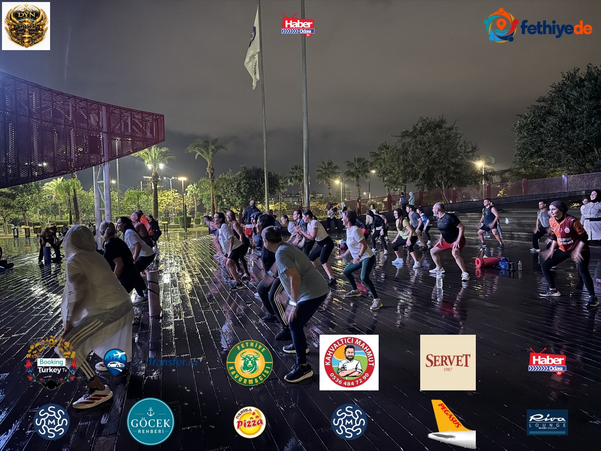 Antalya Konyaaltı'da sağanağa rağmen sporcular antrenmanı sürdürdü