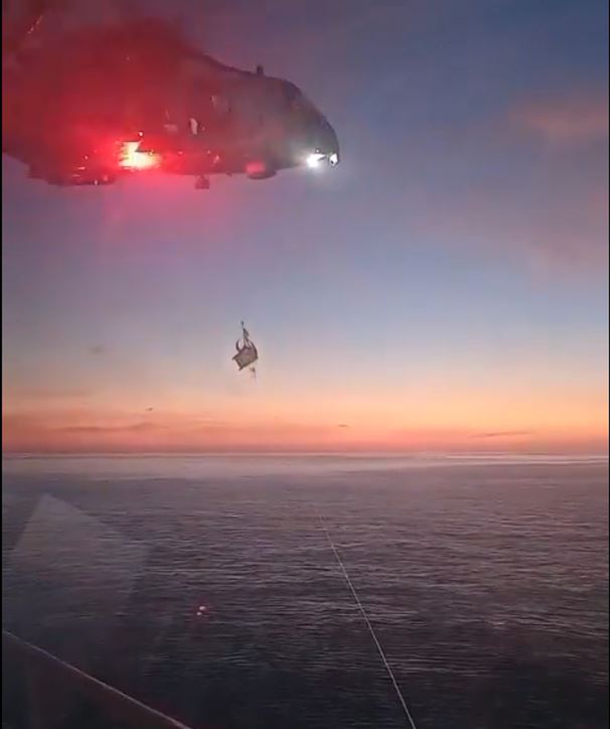 Cezayir açıklarında iş kazası geçiren Türk denizci helikopterle hastaneye sevk edildi