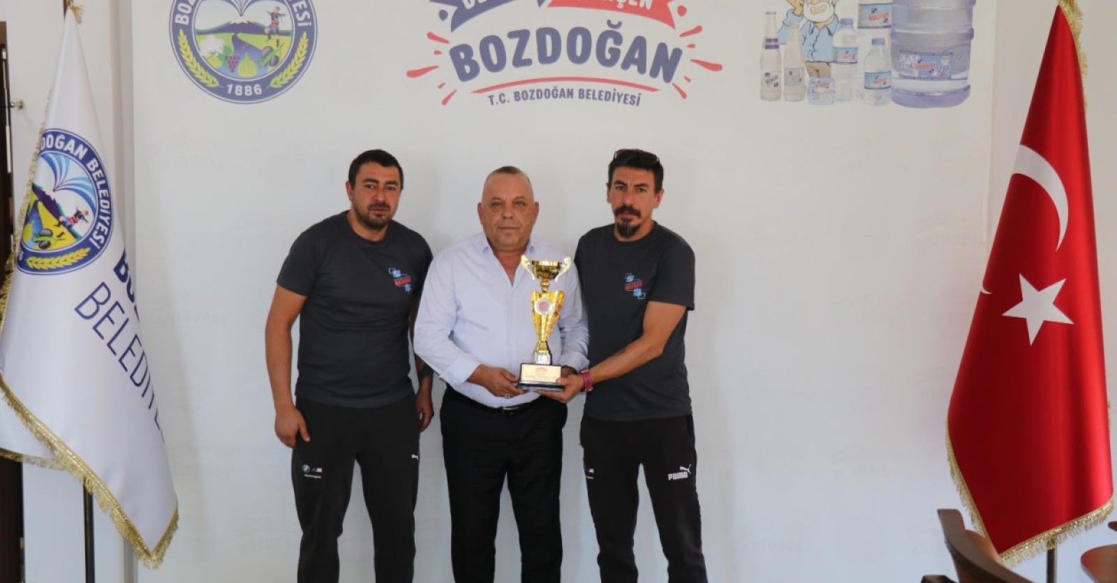 Ekin Motorsport’tan Bozdoğan’a Gurur Veren Başarı Türkiye Tırmanma Şampiyonası’nın 5. Ayak İstanbul Tırmanma Yarışı’nda Kategori 3’te derece elde eden Ekin Motorsport ekibinden Şahin Çalışkan, Bozdoğan Belediye Başkanı Mustafa Galip Özel’i makamında