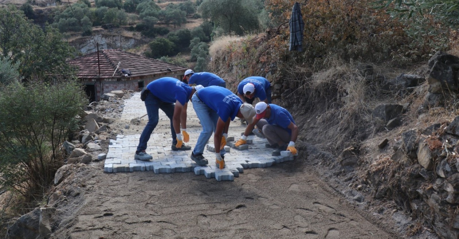 Kamışlar Mahallesi’nde Kilitli Parke Taşı Çalışmaları Başladı Bozdoğan Belediyesi, ilçe genelinde plan ve program dahilinde sürdürdüğü kilitli parke taşı döşeme çalışmalarına Kamışlar Mahallesi’nde devam ediyor. Mahalle sakinlerinin yoğun olarak kullandığı