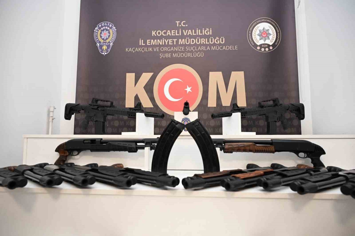 Kocaeli Körfez'de KOM ekiplerince 25 yivsiz av tüfeği ele geçirildi, 2 şüpheli yakalandı