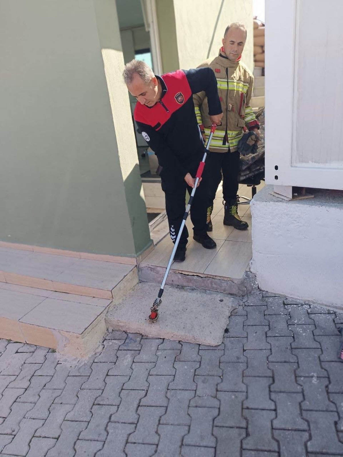 Hatay'da evde görülen yılanı itfaiye ekipleri yakalayıp doğal yaşam alanına bıraktı