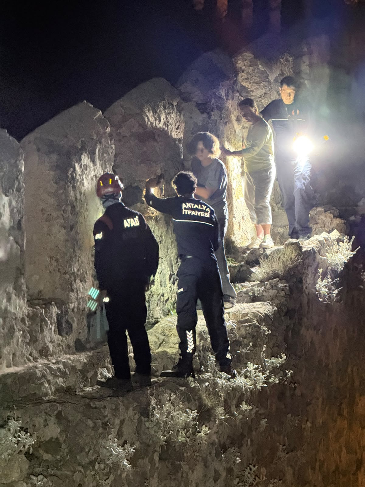 Antalya'da surlarda mahsur kalan 3 Rus turist, AFAD ve itfaiye ekiplerince kurtarıldı