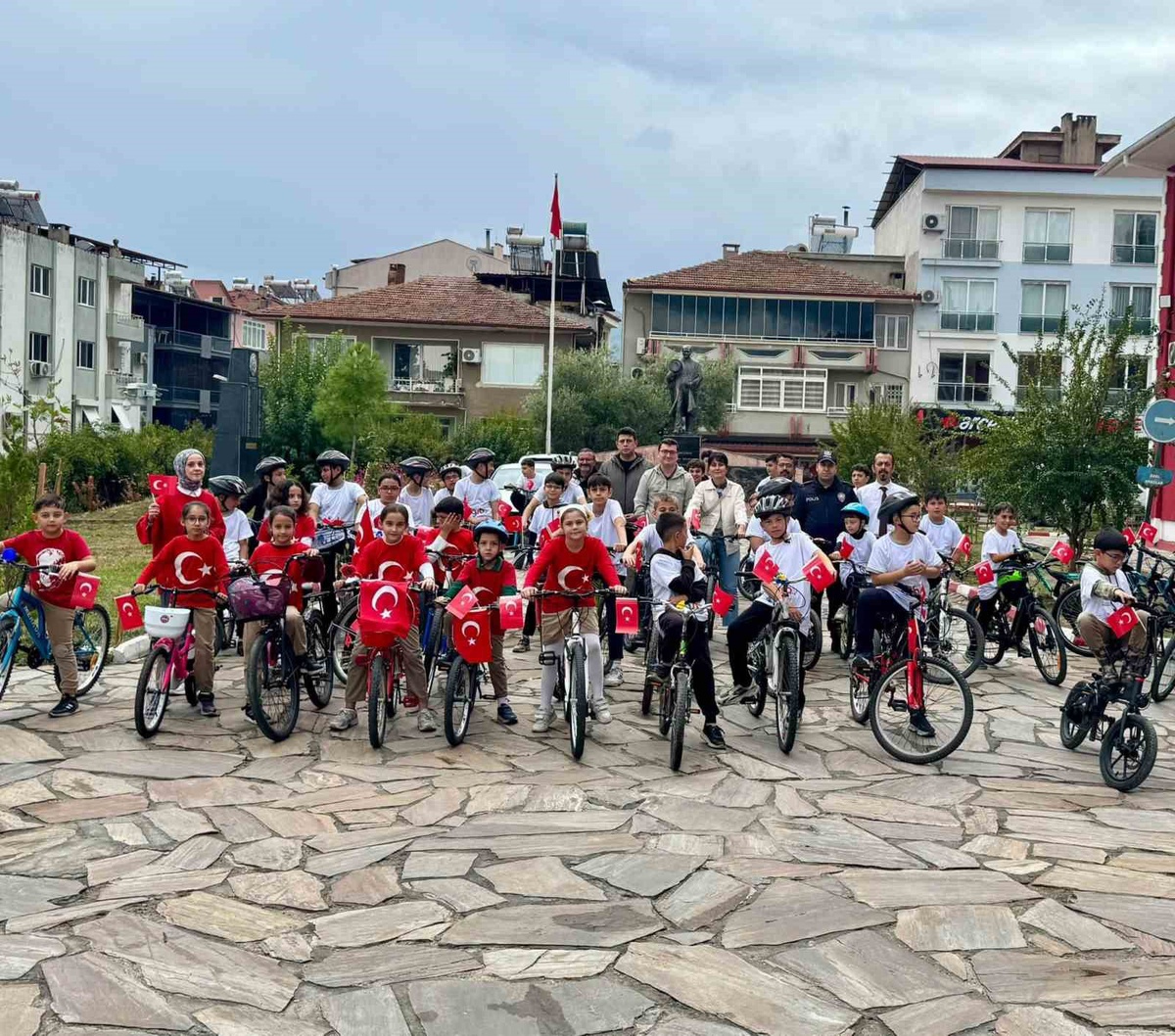 Aydın Bozdoğan'da 29 Ekim bisiklet kortejinde öğrenciler pedal çevirdi