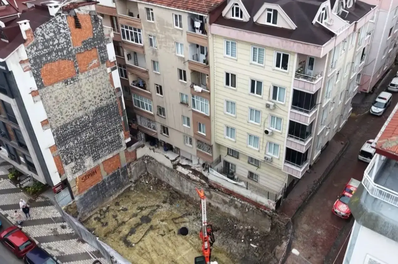 Bahçelievler'de iki binada zemin çökmesi dronla görüntülendi! 20 daire boşaltıldı